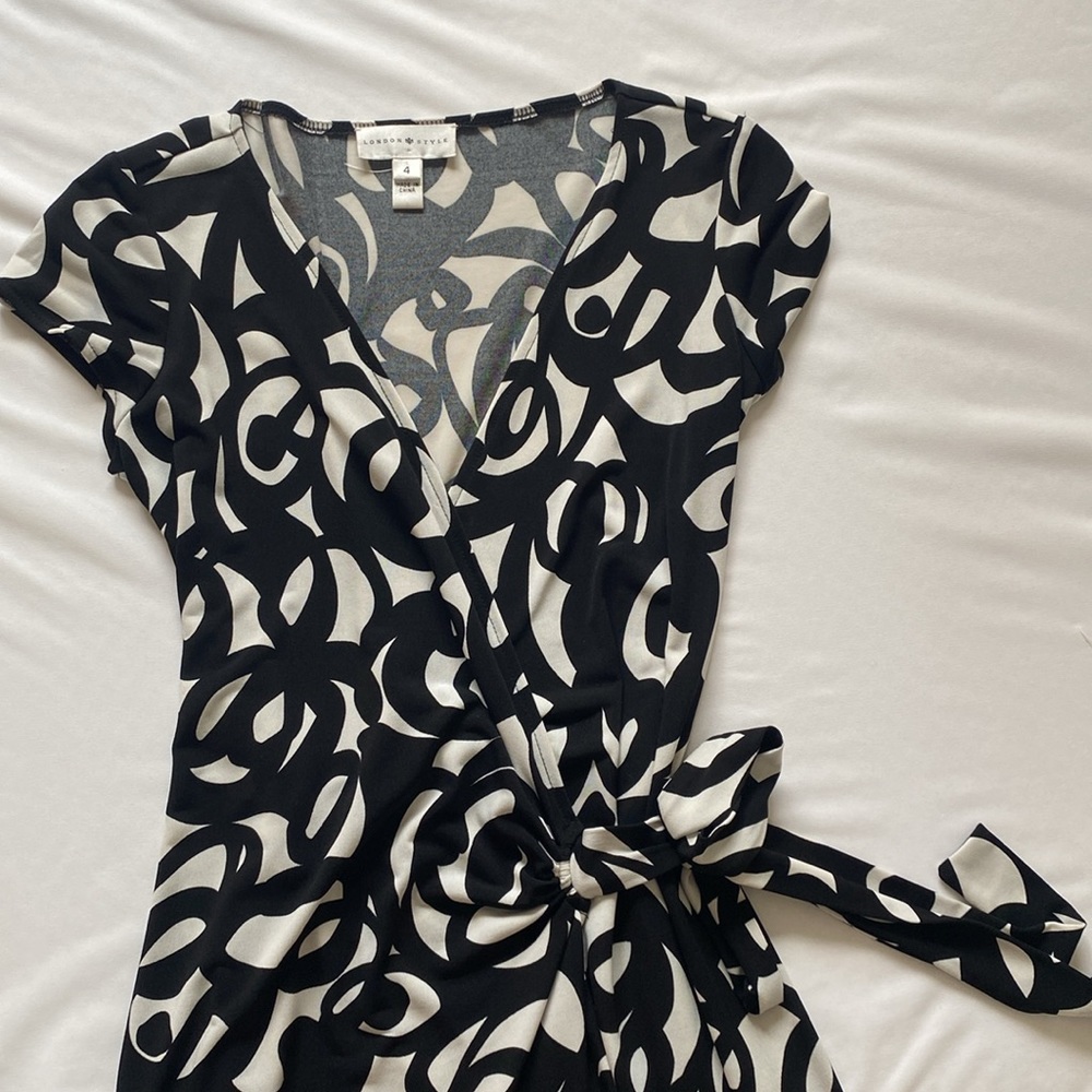 London Style Stretch Black and White Pattern Wrap Dress Size 4